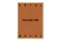 HOTELMAGIQUEはMilouNeelenによって生み出されたブランドです。彼女はフリーランスの仕事を経て、ファッションブランド、スコッチ&ソーダに3年間勤務し、グラフィックデザインの経験を積み、多くのコレクションのプリントやパターンをデザインしました。そして、2013年より独立して活動します。パリのアパートメントからアメリカーナモーテル、ウェスアンダーソンまでレトロなインスピレーションを得たこれらのグラフィックプリントは、シンプルでありながら美しいデザインです。