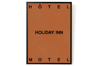 HOTELMAGIQUEはMilouNeelenによって生み出されたブランドです。彼女はフリーランスの仕事を経て、ファッションブランド、スコッチ&ソーダに3年間勤務し、グラフィックデザインの経験を積み、多くのコレクションのプリントやパターンをデザインしました。そして、2013年より独立して活動します。パリのアパートメントからアメリカーナモーテル、ウェスアンダーソンまでレトロなインスピレーションを得たこれらのグラフィックプリントは、シンプルでありながら美しいデザインです。