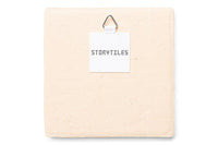 StoryTilesは、アムステルダムにあるセラミックタイルのデザインスタジオです。ある日、Margaの祖母が1600年に作られたとても美しい古いオランダのタイルが入った箱を彼女に渡し、彼女がそのタイルに自分のデザインを加え復活させたことでブランドは誕生します。すべてのタイルは伝統的なダッチオーブンにより高温で焼き上げられます。手作業で焼き上げてデザインされているため、それぞれのデザインは繊細でユニークです。Margaは現在もデザインの責任者であり有名なデザイナーや美術館と定期的に協力し、現在20か国以上で販売されています。