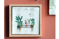 StoryTilesは、アムステルダムにあるセラミックタイルのデザインスタジオです。ある日、Margaの祖母が1600年に作られたとても美しい古いオランダのタイルが入った箱を彼女に渡し、彼女がそのタイルに自分のデザインを加え復活させたことでブランドは誕生します。すべてのタイルは伝統的なダッチオーブンにより高温で焼き上げられます。手作業で焼き上げてデザインされているため、それぞれのデザインは繊細でユニークです。Margaは現在もデザインの責任者であり有名なデザイナーや美術館と定期的に協力し、現在20か国以上で販売されています。