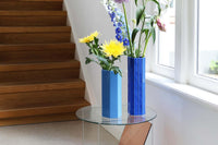 オランダ・アムステルダム発のインテリアブランド&Klevering(アンド・クレベリング)は、1992年の創業以来、「デザインを最優先に」という理念のもと、カラフルで個性的なホームアクセサリーを展開しています。アムステルダムらしいオリジナリティを大切にし、どんな空間にも調和しながらも印象的な存在感を放つデザインが魅力です。&Kleveringのアイテムは、自宅用としてはもちろん、贈り物にも最適です。コレクションはすべてチームで丁寧に作り上げられ、現代アートやヴィンテージスタイルからインスピレーションを受けたユニークでタイムレスなデザインを追求しています。また、「Buro Berger」というブランド名でも著名なアーティストとのコラボレーションを行い、革新性と伝統を両立しながら、常に新しい驚きを届けています。