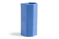 オランダ・アムステルダム発のインテリアブランド&Klevering(アンド・クレベリング)は、1992年の創業以来、「デザインを最優先に」という理念のもと、カラフルで個性的なホームアクセサリーを展開しています。アムステルダムらしいオリジナリティを大切にし、どんな空間にも調和しながらも印象的な存在感を放つデザインが魅力です。&Kleveringのアイテムは、自宅用としてはもちろん、贈り物にも最適です。コレクションはすべてチームで丁寧に作り上げられ、現代アートやヴィンテージスタイルからインスピレーションを受けたユニークでタイムレスなデザインを追求しています。また、「Buro Berger」というブランド名でも著名なアーティストとのコラボレーションを行い、革新性と伝統を両立しながら、常に新しい驚きを届けています。