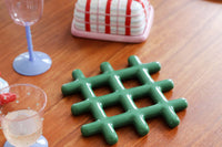 オランダ・アムステルダム発のインテリアブランド&Klevering(アンド・クレベリング)は、1992年の創業以来、「デザインを最優先に」という理念のもと、カラフルで個性的なホームアクセサリーを展開しています。アムステルダムらしいオリジナリティを大切にし、どんな空間にも調和しながらも印象的な存在感を放つデザインが魅力です。&Kleveringのアイテムは、自宅用としてはもちろん、贈り物にも最適です。コレクションはすべてチームで丁寧に作り上げられ、現代アートやヴィンテージスタイルからインスピレーションを受けたユニークでタイムレスなデザインを追求しています。また、「Buro Berger」というブランド名でも著名なアーティストとのコラボレーションを行い、革新性と伝統を両立しながら、常に新しい驚きを届けています。