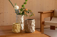 オランダ・アムステルダム発のインテリアブランド&Klevering(アンド・クレベリング)は、1992年の創業以来、「デザインを最優先に」という理念のもと、カラフルで個性的なホームアクセサリーを展開しています。アムステルダムらしいオリジナリティを大切にし、どんな空間にも調和しながらも印象的な存在感を放つデザインが魅力です。&Kleveringのアイテムは、自宅用としてはもちろん、贈り物にも最適です。コレクションはすべてチームで丁寧に作り上げられ、現代アートやヴィンテージスタイルからインスピレーションを受けたユニークでタイムレスなデザインを追求しています。また、「Buro Berger」というブランド名でも著名なアーティストとのコラボレーションを行い、革新性と伝統を両立しながら、常に新しい驚きを届けています。