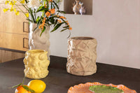 オランダ・アムステルダム発のインテリアブランド&Klevering(アンド・クレベリング)は、1992年の創業以来、「デザインを最優先に」という理念のもと、カラフルで個性的なホームアクセサリーを展開しています。アムステルダムらしいオリジナリティを大切にし、どんな空間にも調和しながらも印象的な存在感を放つデザインが魅力です。&Kleveringのアイテムは、自宅用としてはもちろん、贈り物にも最適です。コレクションはすべてチームで丁寧に作り上げられ、現代アートやヴィンテージスタイルからインスピレーションを受けたユニークでタイムレスなデザインを追求しています。また、「Buro Berger」というブランド名でも著名なアーティストとのコラボレーションを行い、革新性と伝統を両立しながら、常に新しい驚きを届けています。