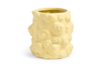 オランダ・アムステルダム発のインテリアブランド&Klevering(アンド・クレベリング)は、1992年の創業以来、「デザインを最優先に」という理念のもと、カラフルで個性的なホームアクセサリーを展開しています。アムステルダムらしいオリジナリティを大切にし、どんな空間にも調和しながらも印象的な存在感を放つデザインが魅力です。&Kleveringのアイテムは、自宅用としてはもちろん、贈り物にも最適です。コレクションはすべてチームで丁寧に作り上げられ、現代アートやヴィンテージスタイルからインスピレーションを受けたユニークでタイムレスなデザインを追求しています。また、「Buro Berger」というブランド名でも著名なアーティストとのコラボレーションを行い、革新性と伝統を両立しながら、常に新しい驚きを届けています。