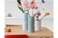 オランダ・アムステルダム発のインテリアブランド&Klevering(アンド・クレベリング)は、1992年の創業以来、「デザインを最優先に」という理念のもと、カラフルで個性的なホームアクセサリーを展開しています。アムステルダムらしいオリジナリティを大切にし、どんな空間にも調和しながらも印象的な存在感を放つデザインが魅力です。&Kleveringのアイテムは、自宅用としてはもちろん、贈り物にも最適です。コレクションはすべてチームで丁寧に作り上げられ、現代アートやヴィンテージスタイルからインスピレーションを受けたユニークでタイムレスなデザインを追求しています。また、「Buro Berger」というブランド名でも著名なアーティストとのコラボレーションを行い、革新性と伝統を両立しながら、常に新しい驚きを届けています。