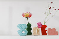 オランダ・アムステルダム発のインテリアブランド&Klevering(アンド・クレベリング)は、1992年の創業以来、「デザインを最優先に」という理念のもと、カラフルで個性的なホームアクセサリーを展開しています。アムステルダムらしいオリジナリティを大切にし、どんな空間にも調和しながらも印象的な存在感を放つデザインが魅力です。&Kleveringのアイテムは、自宅用としてはもちろん、贈り物にも最適です。コレクションはすべてチームで丁寧に作り上げられ、現代アートやヴィンテージスタイルからインスピレーションを受けたユニークでタイムレスなデザインを追求しています。また、「Buro Berger」というブランド名でも著名なアーティストとのコラボレーションを行い、革新性と伝統を両立しながら、常に新しい驚きを届けています。