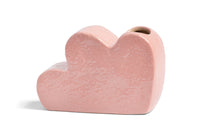 オランダ・アムステルダム発のインテリアブランド&Klevering(アンド・クレベリング)は、1992年の創業以来、「デザインを最優先に」という理念のもと、カラフルで個性的なホームアクセサリーを展開しています。アムステルダムらしいオリジナリティを大切にし、どんな空間にも調和しながらも印象的な存在感を放つデザインが魅力です。&Kleveringのアイテムは、自宅用としてはもちろん、贈り物にも最適です。コレクションはすべてチームで丁寧に作り上げられ、現代アートやヴィンテージスタイルからインスピレーションを受けたユニークでタイムレスなデザインを追求しています。また、「Buro Berger」というブランド名でも著名なアーティストとのコラボレーションを行い、革新性と伝統を両立しながら、常に新しい驚きを届けています。