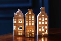 オランダ・アムステルダム発のインテリアブランド&Klevering(アンド・クレベリング)は、1992年の創業以来、「デザインを最優先に」という理念のもと、カラフルで個性的なホームアクセサリーを展開しています。アムステルダムらしいオリジナリティを大切にし、どんな空間にも調和しながらも印象的な存在感を放つデザインが魅力です。&Kleveringのアイテムは、自宅用としてはもちろん、贈り物にも最適です。コレクションはすべてチームで丁寧に作り上げられ、現代アートやヴィンテージスタイルからインスピレーションを受けたユニークでタイムレスなデザインを追求しています。また、「Buro Berger」というブランド名でも著名なアーティストとのコラボレーションを行い、革新性と伝統を両立しながら、常に新しい驚きを届けています。