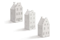 オランダ・アムステルダム発のインテリアブランド&Klevering(アンド・クレベリング)は、1992年の創業以来、「デザインを最優先に」という理念のもと、カラフルで個性的なホームアクセサリーを展開しています。アムステルダムらしいオリジナリティを大切にし、どんな空間にも調和しながらも印象的な存在感を放つデザインが魅力です。&Kleveringのアイテムは、自宅用としてはもちろん、贈り物にも最適です。コレクションはすべてチームで丁寧に作り上げられ、現代アートやヴィンテージスタイルからインスピレーションを受けたユニークでタイムレスなデザインを追求しています。また、「Buro Berger」というブランド名でも著名なアーティストとのコラボレーションを行い、革新性と伝統を両立しながら、常に新しい驚きを届けています。