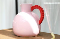 オランダ・アムステルダム発のインテリアブランド&Klevering(アンド・クレベリング)は、1992年の創業以来、「デザインを最優先に」という理念のもと、カラフルで個性的なホームアクセサリーを展開しています。アムステルダムらしいオリジナリティを大切にし、どんな空間にも調和しながらも印象的な存在感を放つデザインが魅力です。&Kleveringのアイテムは、自宅用としてはもちろん、贈り物にも最適です。コレクションはすべてチームで丁寧に作り上げられ、現代アートやヴィンテージスタイルからインスピレーションを受けたユニークでタイムレスなデザインを追求しています。また、「Buro Berger」というブランド名でも著名なアーティストとのコラボレーションを行い、革新性と伝統を両立しながら、常に新しい驚きを届けています。