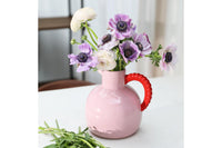 オランダ・アムステルダム発のインテリアブランド&Klevering(アンド・クレベリング)は、1992年の創業以来、「デザインを最優先に」という理念のもと、カラフルで個性的なホームアクセサリーを展開しています。アムステルダムらしいオリジナリティを大切にし、どんな空間にも調和しながらも印象的な存在感を放つデザインが魅力です。&Kleveringのアイテムは、自宅用としてはもちろん、贈り物にも最適です。コレクションはすべてチームで丁寧に作り上げられ、現代アートやヴィンテージスタイルからインスピレーションを受けたユニークでタイムレスなデザインを追求しています。また、「Buro Berger」というブランド名でも著名なアーティストとのコラボレーションを行い、革新性と伝統を両立しながら、常に新しい驚きを届けています。