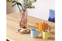 オランダ・アムステルダム発のインテリアブランド&Klevering(アンド・クレベリング)は、1992年の創業以来、「デザインを最優先に」という理念のもと、カラフルで個性的なホームアクセサリーを展開しています。アムステルダムらしいオリジナリティを大切にし、どんな空間にも調和しながらも印象的な存在感を放つデザインが魅力です。&Kleveringのアイテムは、自宅用としてはもちろん、贈り物にも最適です。コレクションはすべてチームで丁寧に作り上げられ、現代アートやヴィンテージスタイルからインスピレーションを受けたユニークでタイムレスなデザインを追求しています。また、「Buro Berger」というブランド名でも著名なアーティストとのコラボレーションを行い、革新性と伝統を両立しながら、常に新しい驚きを届けています。