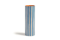 オランダ・アムステルダム発のインテリアブランド&Klevering(アンド・クレベリング)は、1992年の創業以来、「デザインを最優先に」という理念のもと、カラフルで個性的なホームアクセサリーを展開しています。アムステルダムらしいオリジナリティを大切にし、どんな空間にも調和しながらも印象的な存在感を放つデザインが魅力です。&Kleveringのアイテムは、自宅用としてはもちろん、贈り物にも最適です。コレクションはすべてチームで丁寧に作り上げられ、現代アートやヴィンテージスタイルからインスピレーションを受けたユニークでタイムレスなデザインを追求しています。また、「Buro Berger」というブランド名でも著名なアーティストとのコラボレーションを行い、革新性と伝統を両立しながら、常に新しい驚きを届けています。