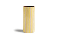 オランダ・アムステルダム発のインテリアブランド&Klevering(アンド・クレベリング)は、1992年の創業以来、「デザインを最優先に」という理念のもと、カラフルで個性的なホームアクセサリーを展開しています。アムステルダムらしいオリジナリティを大切にし、どんな空間にも調和しながらも印象的な存在感を放つデザインが魅力です。&Kleveringのアイテムは、自宅用としてはもちろん、贈り物にも最適です。コレクションはすべてチームで丁寧に作り上げられ、現代アートやヴィンテージスタイルからインスピレーションを受けたユニークでタイムレスなデザインを追求しています。また、「Buro Berger」というブランド名でも著名なアーティストとのコラボレーションを行い、革新性と伝統を両立しながら、常に新しい驚きを届けています。