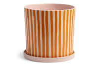 オランダ・アムステルダム発のインテリアブランド&Klevering(アンド・クレベリング)は、1992年の創業以来、「デザインを最優先に」という理念のもと、カラフルで個性的なホームアクセサリーを展開しています。アムステルダムらしいオリジナリティを大切にし、どんな空間にも調和しながらも印象的な存在感を放つデザインが魅力です。&Kleveringのアイテムは、自宅用としてはもちろん、贈り物にも最適です。コレクションはすべてチームで丁寧に作り上げられ、現代アートやヴィンテージスタイルからインスピレーションを受けたユニークでタイムレスなデザインを追求しています。また、「Buro Berger」というブランド名でも著名なアーティストとのコラボレーションを行い、革新性と伝統を両立しながら、常に新しい驚きを届けています。