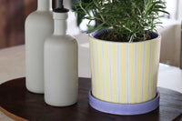 オランダ・アムステルダム発のインテリアブランド&Klevering(アンド・クレベリング)は、1992年の創業以来、「デザインを最優先に」という理念のもと、カラフルで個性的なホームアクセサリーを展開しています。アムステルダムらしいオリジナリティを大切にし、どんな空間にも調和しながらも印象的な存在感を放つデザインが魅力です。&Kleveringのアイテムは、自宅用としてはもちろん、贈り物にも最適です。コレクションはすべてチームで丁寧に作り上げられ、現代アートやヴィンテージスタイルからインスピレーションを受けたユニークでタイムレスなデザインを追求しています。また、「Buro Berger」というブランド名でも著名なアーティストとのコラボレーションを行い、革新性と伝統を両立しながら、常に新しい驚きを届けています。