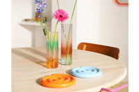 オランダ・アムステルダム発のインテリアブランド&Klevering(アンド・クレベリング)は、1992年の創業以来、「デザインを最優先に」という理念のもと、カラフルで個性的なホームアクセサリーを展開しています。アムステルダムらしいオリジナリティを大切にし、どんな空間にも調和しながらも印象的な存在感を放つデザインが魅力です。&Kleveringのアイテムは、自宅用としてはもちろん、贈り物にも最適です。コレクションはすべてチームで丁寧に作り上げられ、現代アートやヴィンテージスタイルからインスピレーションを受けたユニークでタイムレスなデザインを追求しています。また、「Buro Berger」というブランド名でも著名なアーティストとのコラボレーションを行い、革新性と伝統を両立しながら、常に新しい驚きを届けています。