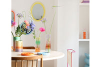 オランダ・アムステルダム発のインテリアブランド&Klevering(アンド・クレベリング)は、1992年の創業以来、「デザインを最優先に」という理念のもと、カラフルで個性的なホームアクセサリーを展開しています。アムステルダムらしいオリジナリティを大切にし、どんな空間にも調和しながらも印象的な存在感を放つデザインが魅力です。&Kleveringのアイテムは、自宅用としてはもちろん、贈り物にも最適です。コレクションはすべてチームで丁寧に作り上げられ、現代アートやヴィンテージスタイルからインスピレーションを受けたユニークでタイムレスなデザインを追求しています。また、「Buro Berger」というブランド名でも著名なアーティストとのコラボレーションを行い、革新性と伝統を両立しながら、常に新しい驚きを届けています。