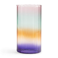 オランダ・アムステルダム発のインテリアブランド&Klevering(アンド・クレベリング)は、1992年の創業以来、「デザインを最優先に」という理念のもと、カラフルで個性的なホームアクセサリーを展開しています。アムステルダムらしいオリジナリティを大切にし、どんな空間にも調和しながらも印象的な存在感を放つデザインが魅力です。&Kleveringのアイテムは、自宅用としてはもちろん、贈り物にも最適です。コレクションはすべてチームで丁寧に作り上げられ、現代アートやヴィンテージスタイルからインスピレーションを受けたユニークでタイムレスなデザインを追求しています。また、「Buro Berger」というブランド名でも著名なアーティストとのコラボレーションを行い、革新性と伝統を両立しながら、常に新しい驚きを届けています。