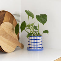 オランダ・アムステルダム発のインテリアブランド&Klevering(アンド・クレベリング)は、1992年の創業以来、「デザインを最優先に」という理念のもと、カラフルで個性的なホームアクセサリーを展開しています。アムステルダムらしいオリジナリティを大切にし、どんな空間にも調和しながらも印象的な存在感を放つデザインが魅力です。&Kleveringのアイテムは、自宅用としてはもちろん、贈り物にも最適です。コレクションはすべてチームで丁寧に作り上げられ、現代アートやヴィンテージスタイルからインスピレーションを受けたユニークでタイムレスなデザインを追求しています。また、「Buro Berger」というブランド名でも著名なアーティストとのコラボレーションを行い、革新性と伝統を両立しながら、常に新しい驚きを届けています。