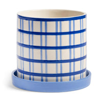 オランダ・アムステルダム発のインテリアブランド&Klevering(アンド・クレベリング)は、1992年の創業以来、「デザインを最優先に」という理念のもと、カラフルで個性的なホームアクセサリーを展開しています。アムステルダムらしいオリジナリティを大切にし、どんな空間にも調和しながらも印象的な存在感を放つデザインが魅力です。&Kleveringのアイテムは、自宅用としてはもちろん、贈り物にも最適です。コレクションはすべてチームで丁寧に作り上げられ、現代アートやヴィンテージスタイルからインスピレーションを受けたユニークでタイムレスなデザインを追求しています。また、「Buro Berger」というブランド名でも著名なアーティストとのコラボレーションを行い、革新性と伝統を両立しながら、常に新しい驚きを届けています。