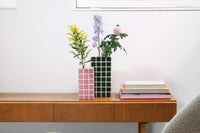 オランダ・アムステルダム発のインテリアブランド&Klevering(アンド・クレベリング)は、1992年の創業以来、「デザインを最優先に」という理念のもと、カラフルで個性的なホームアクセサリーを展開しています。アムステルダムらしいオリジナリティを大切にし、どんな空間にも調和しながらも印象的な存在感を放つデザインが魅力です。&Kleveringのアイテムは、自宅用としてはもちろん、贈り物にも最適です。コレクションはすべてチームで丁寧に作り上げられ、現代アートやヴィンテージスタイルからインスピレーションを受けたユニークでタイムレスなデザインを追求しています。また、「Buro Berger」というブランド名でも著名なアーティストとのコラボレーションを行い、革新性と伝統を両立しながら、常に新しい驚きを届けています。