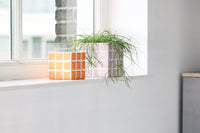 オランダ・アムステルダム発のインテリアブランド&Klevering(アンド・クレベリング)は、1992年の創業以来、「デザインを最優先に」という理念のもと、カラフルで個性的なホームアクセサリーを展開しています。アムステルダムらしいオリジナリティを大切にし、どんな空間にも調和しながらも印象的な存在感を放つデザインが魅力です。&Kleveringのアイテムは、自宅用としてはもちろん、贈り物にも最適です。コレクションはすべてチームで丁寧に作り上げられ、現代アートやヴィンテージスタイルからインスピレーションを受けたユニークでタイムレスなデザインを追求しています。また、「Buro Berger」というブランド名でも著名なアーティストとのコラボレーションを行い、革新性と伝統を両立しながら、常に新しい驚きを届けています。