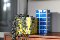 オランダ・アムステルダム発のインテリアブランド&Klevering(アンド・クレベリング)は、1992年の創業以来、「デザインを最優先に」という理念のもと、カラフルで個性的なホームアクセサリーを展開しています。アムステルダムらしいオリジナリティを大切にし、どんな空間にも調和しながらも印象的な存在感を放つデザインが魅力です。&Kleveringのアイテムは、自宅用としてはもちろん、贈り物にも最適です。コレクションはすべてチームで丁寧に作り上げられ、現代アートやヴィンテージスタイルからインスピレーションを受けたユニークでタイムレスなデザインを追求しています。また、「Buro Berger」というブランド名でも著名なアーティストとのコラボレーションを行い、革新性と伝統を両立しながら、常に新しい驚きを届けています。