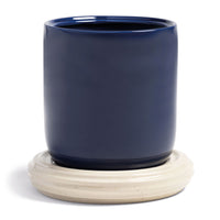 オランダ・アムステルダム発のインテリアブランド&Klevering(アンド・クレベリング)は、1992年の創業以来、「デザインを最優先に」という理念のもと、カラフルで個性的なホームアクセサリーを展開しています。アムステルダムらしいオリジナリティを大切にし、どんな空間にも調和しながらも印象的な存在感を放つデザインが魅力です。&Kleveringのアイテムは、自宅用としてはもちろん、贈り物にも最適です。コレクションはすべてチームで丁寧に作り上げられ、現代アートやヴィンテージスタイルからインスピレーションを受けたユニークでタイムレスなデザインを追求しています。また、「Buro Berger」というブランド名でも著名なアーティストとのコラボレーションを行い、革新性と伝統を両立しながら、常に新しい驚きを届けています。