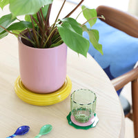 オランダ・アムステルダム発のインテリアブランド&Klevering(アンド・クレベリング)は、1992年の創業以来、「デザインを最優先に」という理念のもと、カラフルで個性的なホームアクセサリーを展開しています。アムステルダムらしいオリジナリティを大切にし、どんな空間にも調和しながらも印象的な存在感を放つデザインが魅力です。&Kleveringのアイテムは、自宅用としてはもちろん、贈り物にも最適です。コレクションはすべてチームで丁寧に作り上げられ、現代アートやヴィンテージスタイルからインスピレーションを受けたユニークでタイムレスなデザインを追求しています。また、「Buro Berger」というブランド名でも著名なアーティストとのコラボレーションを行い、革新性と伝統を両立しながら、常に新しい驚きを届けています。