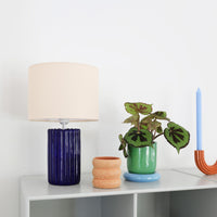 オランダ・アムステルダム発のインテリアブランド&Klevering(アンド・クレベリング)は、1992年の創業以来、「デザインを最優先に」という理念のもと、カラフルで個性的なホームアクセサリーを展開しています。アムステルダムらしいオリジナリティを大切にし、どんな空間にも調和しながらも印象的な存在感を放つデザインが魅力です。&Kleveringのアイテムは、自宅用としてはもちろん、贈り物にも最適です。コレクションはすべてチームで丁寧に作り上げられ、現代アートやヴィンテージスタイルからインスピレーションを受けたユニークでタイムレスなデザインを追求しています。また、「Buro Berger」というブランド名でも著名なアーティストとのコラボレーションを行い、革新性と伝統を両立しながら、常に新しい驚きを届けています。