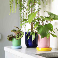 オランダ・アムステルダム発のインテリアブランド&Klevering(アンド・クレベリング)は、1992年の創業以来、「デザインを最優先に」という理念のもと、カラフルで個性的なホームアクセサリーを展開しています。アムステルダムらしいオリジナリティを大切にし、どんな空間にも調和しながらも印象的な存在感を放つデザインが魅力です。&Kleveringのアイテムは、自宅用としてはもちろん、贈り物にも最適です。コレクションはすべてチームで丁寧に作り上げられ、現代アートやヴィンテージスタイルからインスピレーションを受けたユニークでタイムレスなデザインを追求しています。また、「Buro Berger」というブランド名でも著名なアーティストとのコラボレーションを行い、革新性と伝統を両立しながら、常に新しい驚きを届けています。