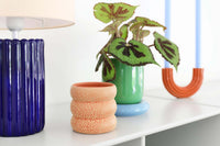 オランダ・アムステルダム発のインテリアブランド&Klevering(アンド・クレベリング)は、1992年の創業以来、「デザインを最優先に」という理念のもと、カラフルで個性的なホームアクセサリーを展開しています。アムステルダムらしいオリジナリティを大切にし、どんな空間にも調和しながらも印象的な存在感を放つデザインが魅力です。&Kleveringのアイテムは、自宅用としてはもちろん、贈り物にも最適です。コレクションはすべてチームで丁寧に作り上げられ、現代アートやヴィンテージスタイルからインスピレーションを受けたユニークでタイムレスなデザインを追求しています。また、「Buro Berger」というブランド名でも著名なアーティストとのコラボレーションを行い、革新性と伝統を両立しながら、常に新しい驚きを届けています。