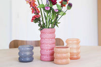 オランダ・アムステルダム発のインテリアブランド&Klevering(アンド・クレベリング)は、1992年の創業以来、「デザインを最優先に」という理念のもと、カラフルで個性的なホームアクセサリーを展開しています。アムステルダムらしいオリジナリティを大切にし、どんな空間にも調和しながらも印象的な存在感を放つデザインが魅力です。&Kleveringのアイテムは、自宅用としてはもちろん、贈り物にも最適です。コレクションはすべてチームで丁寧に作り上げられ、現代アートやヴィンテージスタイルからインスピレーションを受けたユニークでタイムレスなデザインを追求しています。また、「Buro Berger」というブランド名でも著名なアーティストとのコラボレーションを行い、革新性と伝統を両立しながら、常に新しい驚きを届けています。