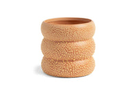 オランダ・アムステルダム発のインテリアブランド&Klevering(アンド・クレベリング)は、1992年の創業以来、「デザインを最優先に」という理念のもと、カラフルで個性的なホームアクセサリーを展開しています。アムステルダムらしいオリジナリティを大切にし、どんな空間にも調和しながらも印象的な存在感を放つデザインが魅力です。&Kleveringのアイテムは、自宅用としてはもちろん、贈り物にも最適です。コレクションはすべてチームで丁寧に作り上げられ、現代アートやヴィンテージスタイルからインスピレーションを受けたユニークでタイムレスなデザインを追求しています。また、「Buro Berger」というブランド名でも著名なアーティストとのコラボレーションを行い、革新性と伝統を両立しながら、常に新しい驚きを届けています。