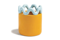 オランダ・アムステルダム発のインテリアブランド&Klevering(アンド・クレベリング)は、1992年の創業以来、「デザインを最優先に」という理念のもと、カラフルで個性的なホームアクセサリーを展開しています。アムステルダムらしいオリジナリティを大切にし、どんな空間にも調和しながらも印象的な存在感を放つデザインが魅力です。&Kleveringのアイテムは、自宅用としてはもちろん、贈り物にも最適です。コレクションはすべてチームで丁寧に作り上げられ、現代アートやヴィンテージスタイルからインスピレーションを受けたユニークでタイムレスなデザインを追求しています。また、「Buro Berger」というブランド名でも著名なアーティストとのコラボレーションを行い、革新性と伝統を両立しながら、常に新しい驚きを届けています。