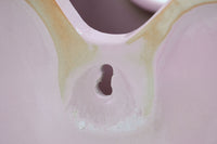 オランダ・アムステルダム発のインテリアブランド&Klevering(アンド・クレベリング)は、1992年の創業以来、「デザインを最優先に」という理念のもと、カラフルで個性的なホームアクセサリーを展開しています。アムステルダムらしいオリジナリティを大切にし、どんな空間にも調和しながらも印象的な存在感を放つデザインが魅力です。&Kleveringのアイテムは、自宅用としてはもちろん、贈り物にも最適です。コレクションはすべてチームで丁寧に作り上げられ、現代アートやヴィンテージスタイルからインスピレーションを受けたユニークでタイムレスなデザインを追求しています。また、「Buro Berger」というブランド名でも著名なアーティストとのコラボレーションを行い、革新性と伝統を両立しながら、常に新しい驚きを届けています。