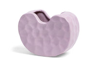 オランダ・アムステルダム発のインテリアブランド&Klevering(アンド・クレベリング)は、1992年の創業以来、「デザインを最優先に」という理念のもと、カラフルで個性的なホームアクセサリーを展開しています。アムステルダムらしいオリジナリティを大切にし、どんな空間にも調和しながらも印象的な存在感を放つデザインが魅力です。&Kleveringのアイテムは、自宅用としてはもちろん、贈り物にも最適です。コレクションはすべてチームで丁寧に作り上げられ、現代アートやヴィンテージスタイルからインスピレーションを受けたユニークでタイムレスなデザインを追求しています。また、「Buro Berger」というブランド名でも著名なアーティストとのコラボレーションを行い、革新性と伝統を両立しながら、常に新しい驚きを届けています。