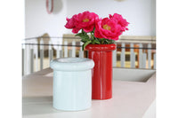 オランダ・アムステルダム発のインテリアブランド&Klevering(アンド・クレベリング)は、1992年の創業以来、「デザインを最優先に」という理念のもと、カラフルで個性的なホームアクセサリーを展開しています。アムステルダムらしいオリジナリティを大切にし、どんな空間にも調和しながらも印象的な存在感を放つデザインが魅力です。&Kleveringのアイテムは、自宅用としてはもちろん、贈り物にも最適です。コレクションはすべてチームで丁寧に作り上げられ、現代アートやヴィンテージスタイルからインスピレーションを受けたユニークでタイムレスなデザインを追求しています。また、「Buro Berger」というブランド名でも著名なアーティストとのコラボレーションを行い、革新性と伝統を両立しながら、常に新しい驚きを届けています。