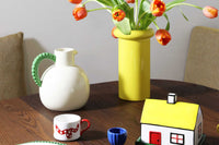 オランダ・アムステルダム発のインテリアブランド&Klevering(アンド・クレベリング)は、1992年の創業以来、「デザインを最優先に」という理念のもと、カラフルで個性的なホームアクセサリーを展開しています。アムステルダムらしいオリジナリティを大切にし、どんな空間にも調和しながらも印象的な存在感を放つデザインが魅力です。&Kleveringのアイテムは、自宅用としてはもちろん、贈り物にも最適です。コレクションはすべてチームで丁寧に作り上げられ、現代アートやヴィンテージスタイルからインスピレーションを受けたユニークでタイムレスなデザインを追求しています。また、「Buro Berger」というブランド名でも著名なアーティストとのコラボレーションを行い、革新性と伝統を両立しながら、常に新しい驚きを届けています。