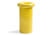 オランダ・アムステルダム発のインテリアブランド&Klevering(アンド・クレベリング)は、1992年の創業以来、「デザインを最優先に」という理念のもと、カラフルで個性的なホームアクセサリーを展開しています。アムステルダムらしいオリジナリティを大切にし、どんな空間にも調和しながらも印象的な存在感を放つデザインが魅力です。&Kleveringのアイテムは、自宅用としてはもちろん、贈り物にも最適です。コレクションはすべてチームで丁寧に作り上げられ、現代アートやヴィンテージスタイルからインスピレーションを受けたユニークでタイムレスなデザインを追求しています。また、「Buro Berger」というブランド名でも著名なアーティストとのコラボレーションを行い、革新性と伝統を両立しながら、常に新しい驚きを届けています。