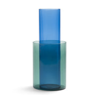 オランダ・アムステルダム発のインテリアブランド&Klevering(アンド・クレベリング)は、1992年の創業以来、「デザインを最優先に」という理念のもと、カラフルで個性的なホームアクセサリーを展開しています。アムステルダムらしいオリジナリティを大切にし、どんな空間にも調和しながらも印象的な存在感を放つデザインが魅力です。&Kleveringのアイテムは、自宅用としてはもちろん、贈り物にも最適です。コレクションはすべてチームで丁寧に作り上げられ、現代アートやヴィンテージスタイルからインスピレーションを受けたユニークでタイムレスなデザインを追求しています。また、「Buro Berger」というブランド名でも著名なアーティストとのコラボレーションを行い、革新性と伝統を両立しながら、常に新しい驚きを届けています。