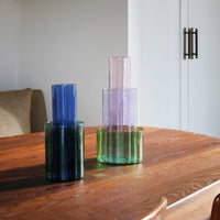 オランダ・アムステルダム発のインテリアブランド&Klevering(アンド・クレベリング)は、1992年の創業以来、「デザインを最優先に」という理念のもと、カラフルで個性的なホームアクセサリーを展開しています。アムステルダムらしいオリジナリティを大切にし、どんな空間にも調和しながらも印象的な存在感を放つデザインが魅力です。&Kleveringのアイテムは、自宅用としてはもちろん、贈り物にも最適です。コレクションはすべてチームで丁寧に作り上げられ、現代アートやヴィンテージスタイルからインスピレーションを受けたユニークでタイムレスなデザインを追求しています。また、「Buro Berger」というブランド名でも著名なアーティストとのコラボレーションを行い、革新性と伝統を両立しながら、常に新しい驚きを届けています。