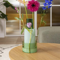 オランダ・アムステルダム発のインテリアブランド&Klevering(アンド・クレベリング)は、1992年の創業以来、「デザインを最優先に」という理念のもと、カラフルで個性的なホームアクセサリーを展開しています。アムステルダムらしいオリジナリティを大切にし、どんな空間にも調和しながらも印象的な存在感を放つデザインが魅力です。&Kleveringのアイテムは、自宅用としてはもちろん、贈り物にも最適です。コレクションはすべてチームで丁寧に作り上げられ、現代アートやヴィンテージスタイルからインスピレーションを受けたユニークでタイムレスなデザインを追求しています。また、「Buro Berger」というブランド名でも著名なアーティストとのコラボレーションを行い、革新性と伝統を両立しながら、常に新しい驚きを届けています。