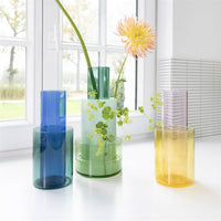 オランダ・アムステルダム発のインテリアブランド&Klevering(アンド・クレベリング)は、1992年の創業以来、「デザインを最優先に」という理念のもと、カラフルで個性的なホームアクセサリーを展開しています。アムステルダムらしいオリジナリティを大切にし、どんな空間にも調和しながらも印象的な存在感を放つデザインが魅力です。&Kleveringのアイテムは、自宅用としてはもちろん、贈り物にも最適です。コレクションはすべてチームで丁寧に作り上げられ、現代アートやヴィンテージスタイルからインスピレーションを受けたユニークでタイムレスなデザインを追求しています。また、「Buro Berger」というブランド名でも著名なアーティストとのコラボレーションを行い、革新性と伝統を両立しながら、常に新しい驚きを届けています。