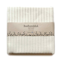 Vaxbo Lin(ヴェクスボ・リン)は、1990年にスウェーデン・ヘルシングランド地方で創業されました。この地では古くからリネンの生産が行われており、その伝統を受け継ぐ形で設立されました。2006年からはハンナとヤコブ・ブルースが工場を引き継ぎ、現在も全ての製品を地元で織り、縫製しています。多くの企業が海外に生産を移す中、スウェーデン国内でのものづくりにこだわり、職人の技術と地域の雇用を守ることを大切にしています。ヴェクスボ・リンでは、古くから受け継がれてきたクラフトマンシップと、現代的な美しさを兼ね備えたデザインを融合させ、日常使いできる高品質なリネン製品を作り出しています。リネンは自然素材でありながら耐久性に優れ、適切に扱えば何十年、時には世代を超えて使い続けられるものです。彼らは「より少なく、より良いものを持つ」という価値観を大切にしており、消費のスピードが増す現代において、本当に必要で長く愛用できるアイテムを提供することが使命だと考えています。