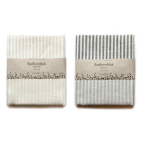 Vaxbo Lin(ヴェクスボ・リン)は、1990年にスウェーデン・ヘルシングランド地方で創業されました。この地では古くからリネンの生産が行われており、その伝統を受け継ぐ形で設立されました。2006年からはハンナとヤコブ・ブルースが工場を引き継ぎ、現在も全ての製品を地元で織り、縫製しています。多くの企業が海外に生産を移す中、スウェーデン国内でのものづくりにこだわり、職人の技術と地域の雇用を守ることを大切にしています。ヴェクスボ・リンでは、古くから受け継がれてきたクラフトマンシップと、現代的な美しさを兼ね備えたデザインを融合させ、日常使いできる高品質なリネン製品を作り出しています。リネンは自然素材でありながら耐久性に優れ、適切に扱えば何十年、時には世代を超えて使い続けられるものです。彼らは「より少なく、より良いものを持つ」という価値観を大切にしており、消費のスピードが増す現代において、本当に必要で長く愛用できるアイテムを提供することが使命だと考えています。