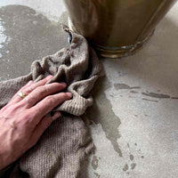 Vaxbo Lin(ヴェクスボ・リン)は、1990年にスウェーデン・ヘルシングランド地方で創業されました。この地では古くからリネンの生産が行われており、その伝統を受け継ぐ形で設立されました。2006年からはハンナとヤコブ・ブルースが工場を引き継ぎ、現在も全ての製品を地元で織り、縫製しています。多くの企業が海外に生産を移す中、スウェーデン国内でのものづくりにこだわり、職人の技術と地域の雇用を守ることを大切にしています。ヴェクスボ・リンでは、古くから受け継がれてきたクラフトマンシップと、現代的な美しさを兼ね備えたデザインを融合させ、日常使いできる高品質なリネン製品を作り出しています。リネンは自然素材でありながら耐久性に優れ、適切に扱えば何十年、時には世代を超えて使い続けられるものです。彼らは「より少なく、より良いものを持つ」という価値観を大切にしており、消費のスピードが増す現代において、本当に必要で長く愛用できるアイテムを提供することが使命だと考えています。